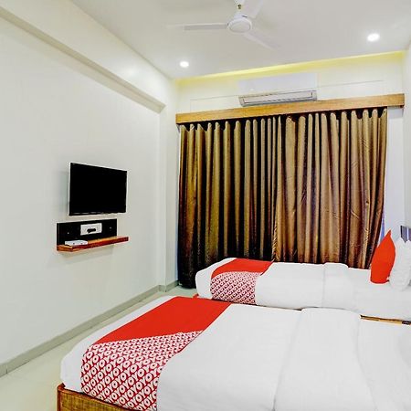 Oyo 77491 Hotel Shreenath Valsad Eksteriør bilde