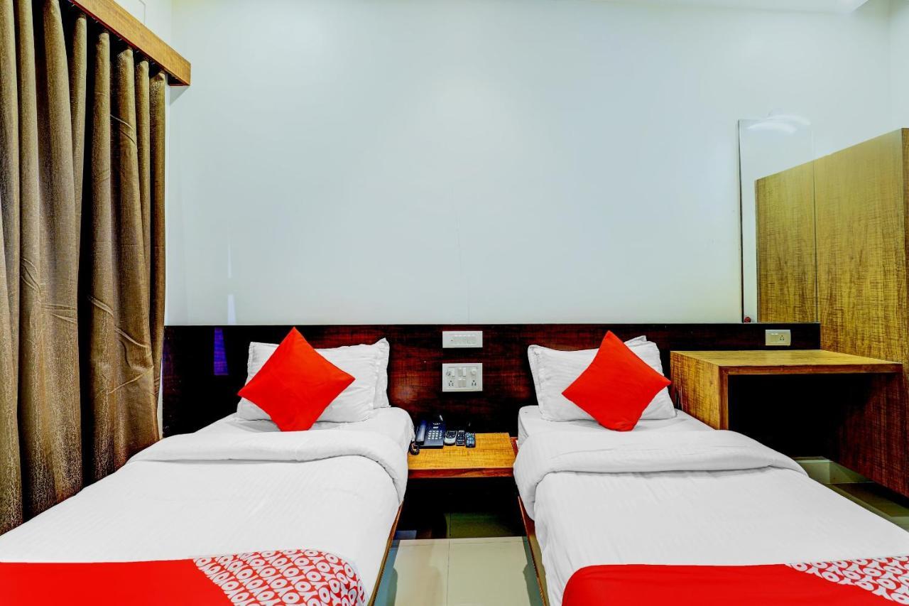 Oyo 77491 Hotel Shreenath Valsad Eksteriør bilde