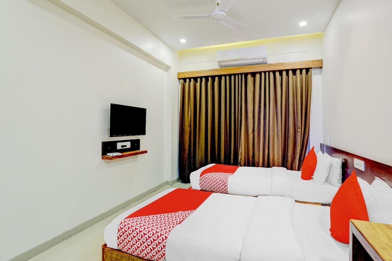 Oyo 77491 Hotel Shreenath Valsad Eksteriør bilde