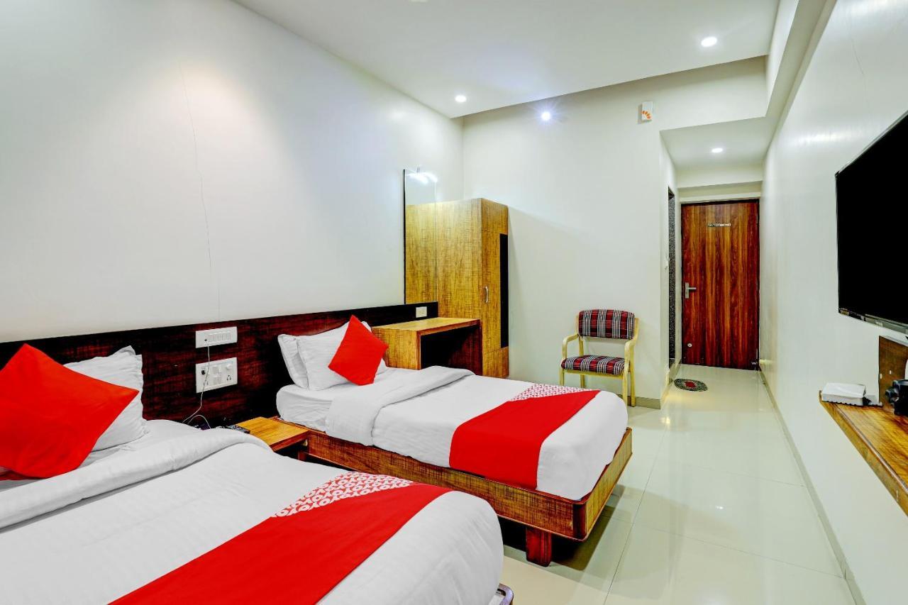 Oyo 77491 Hotel Shreenath Valsad Eksteriør bilde