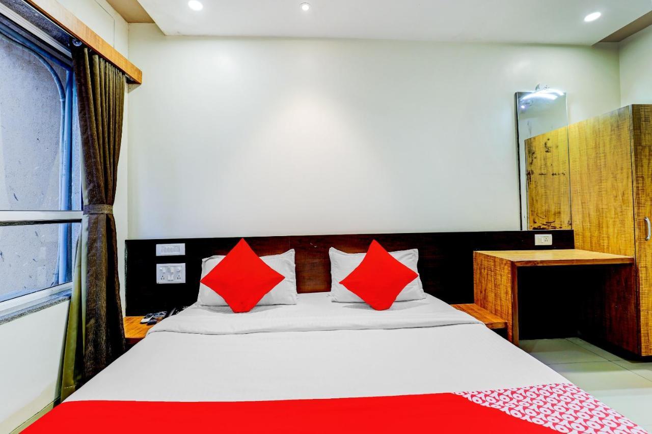 Oyo 77491 Hotel Shreenath Valsad Eksteriør bilde