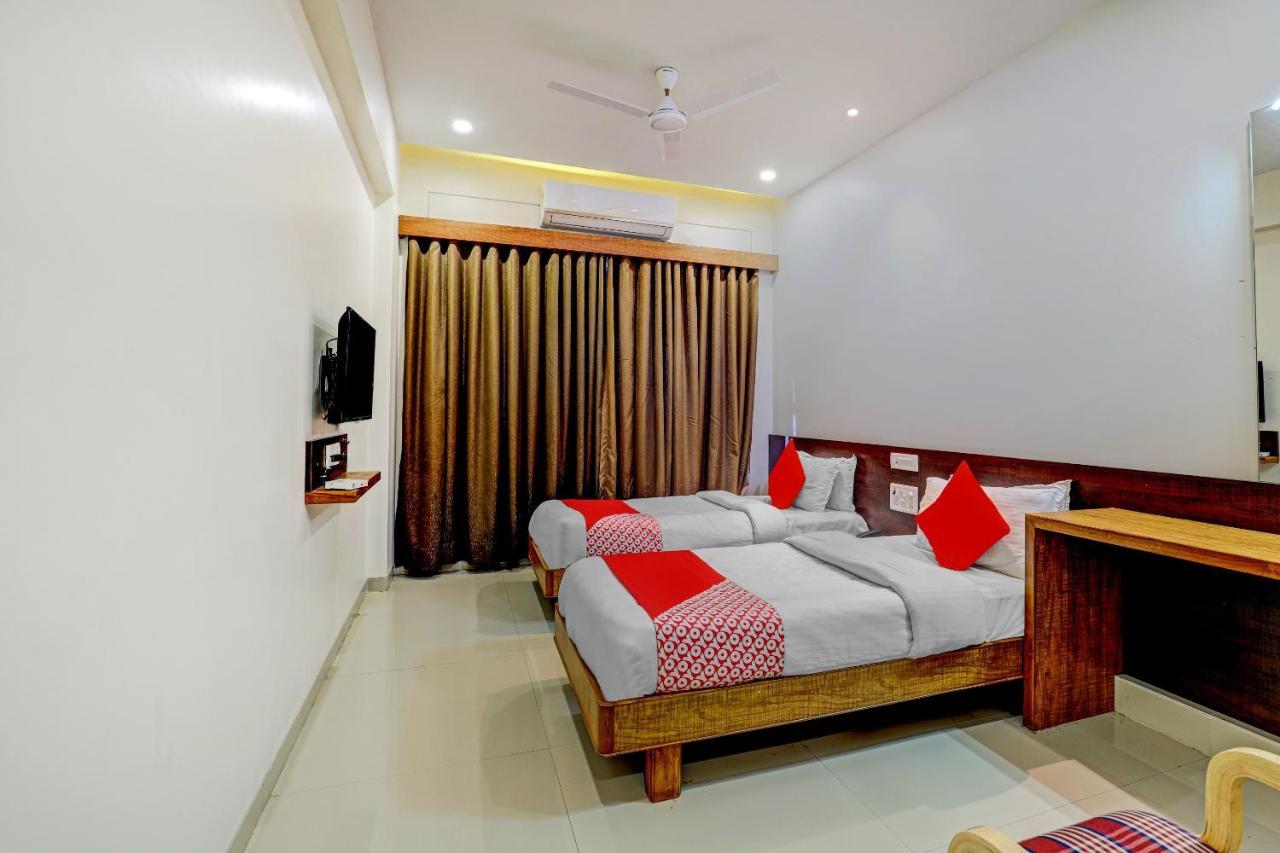 Oyo 77491 Hotel Shreenath Valsad Eksteriør bilde