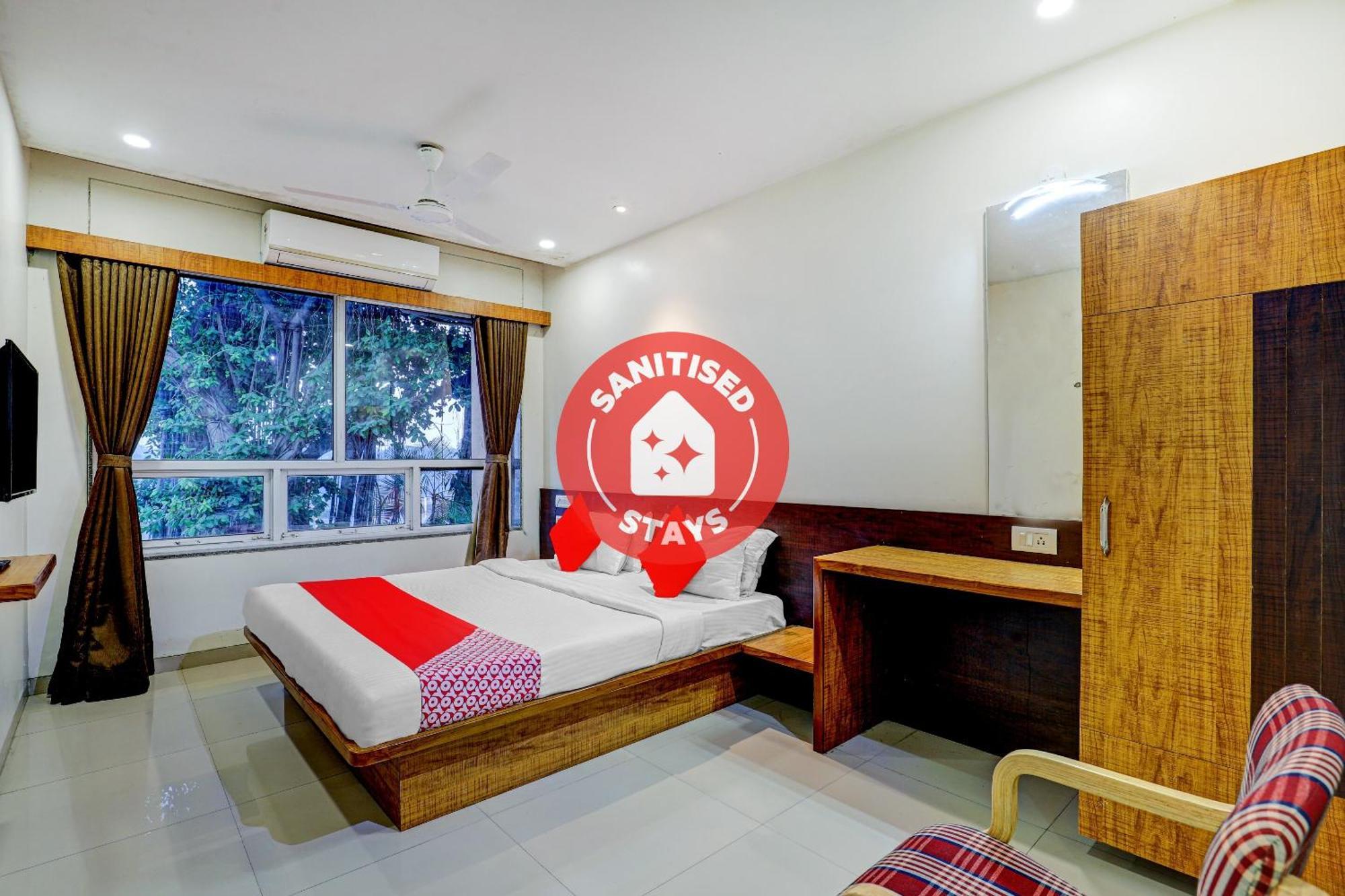 Oyo 77491 Hotel Shreenath Valsad Eksteriør bilde