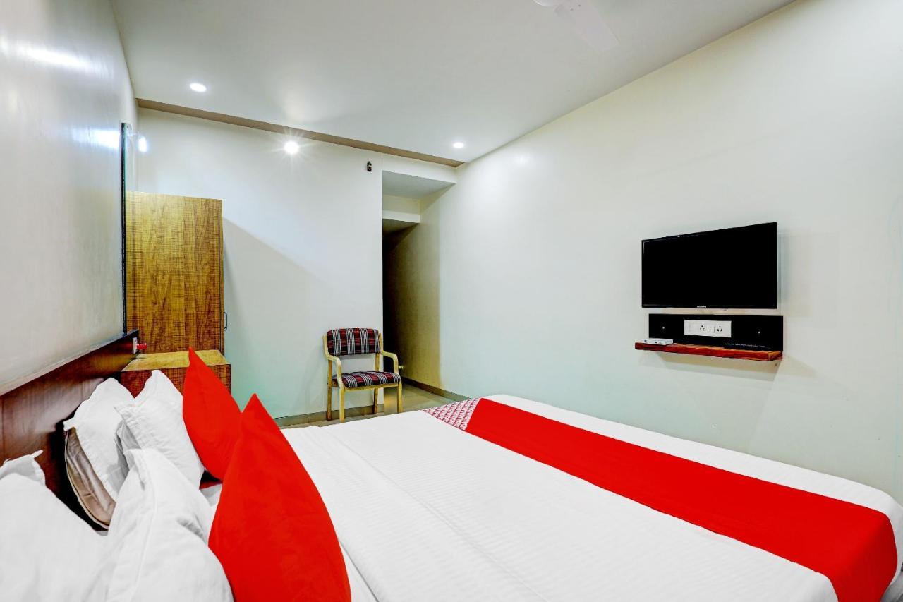 Oyo 77491 Hotel Shreenath Valsad Eksteriør bilde