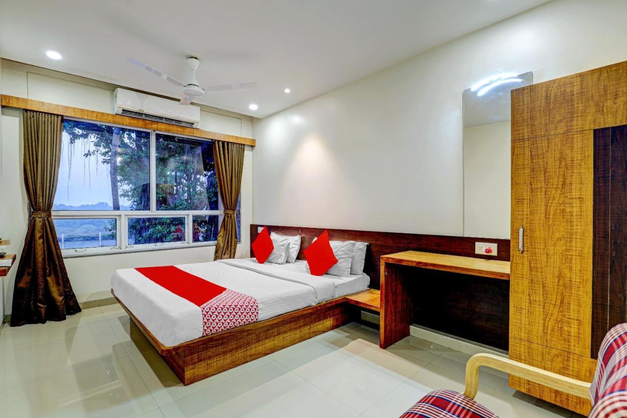 Oyo 77491 Hotel Shreenath Valsad Eksteriør bilde