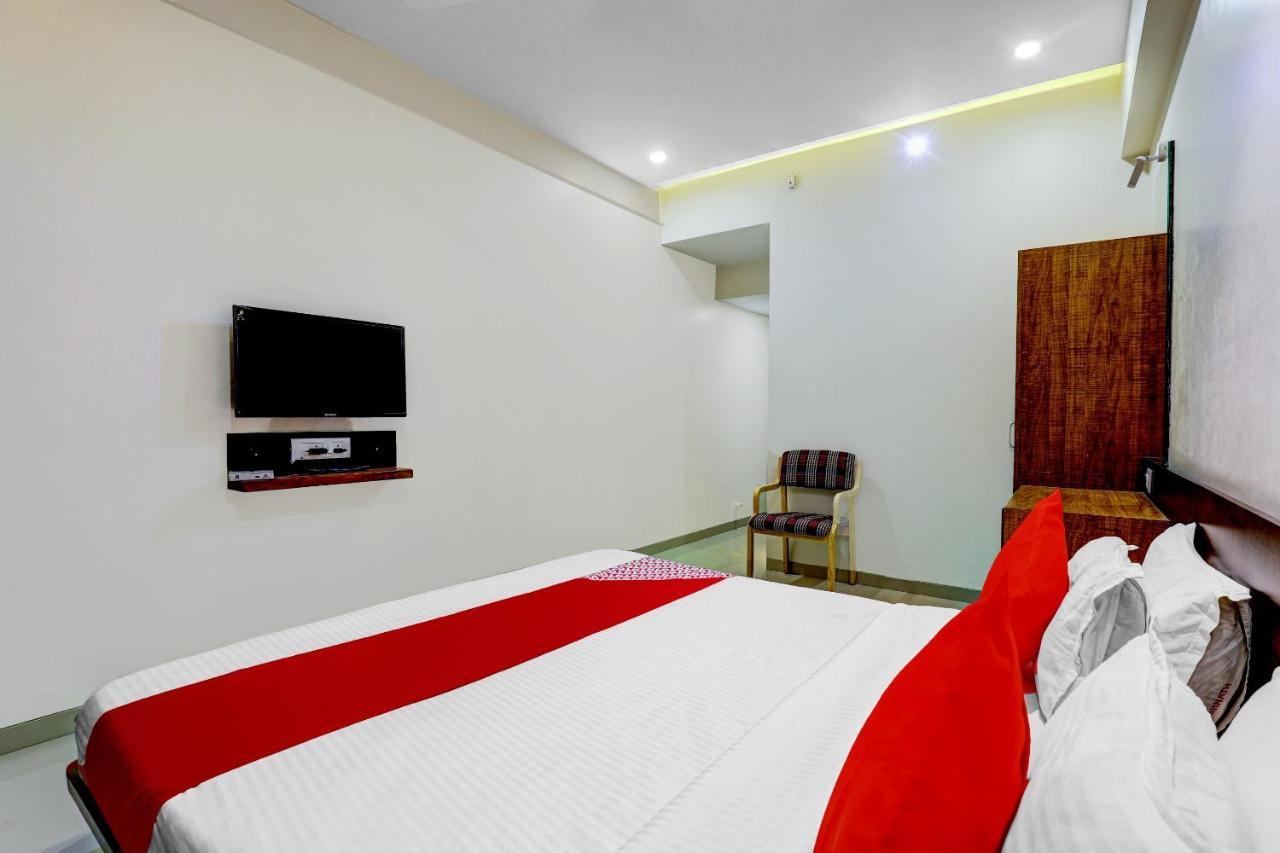 Oyo 77491 Hotel Shreenath Valsad Eksteriør bilde
