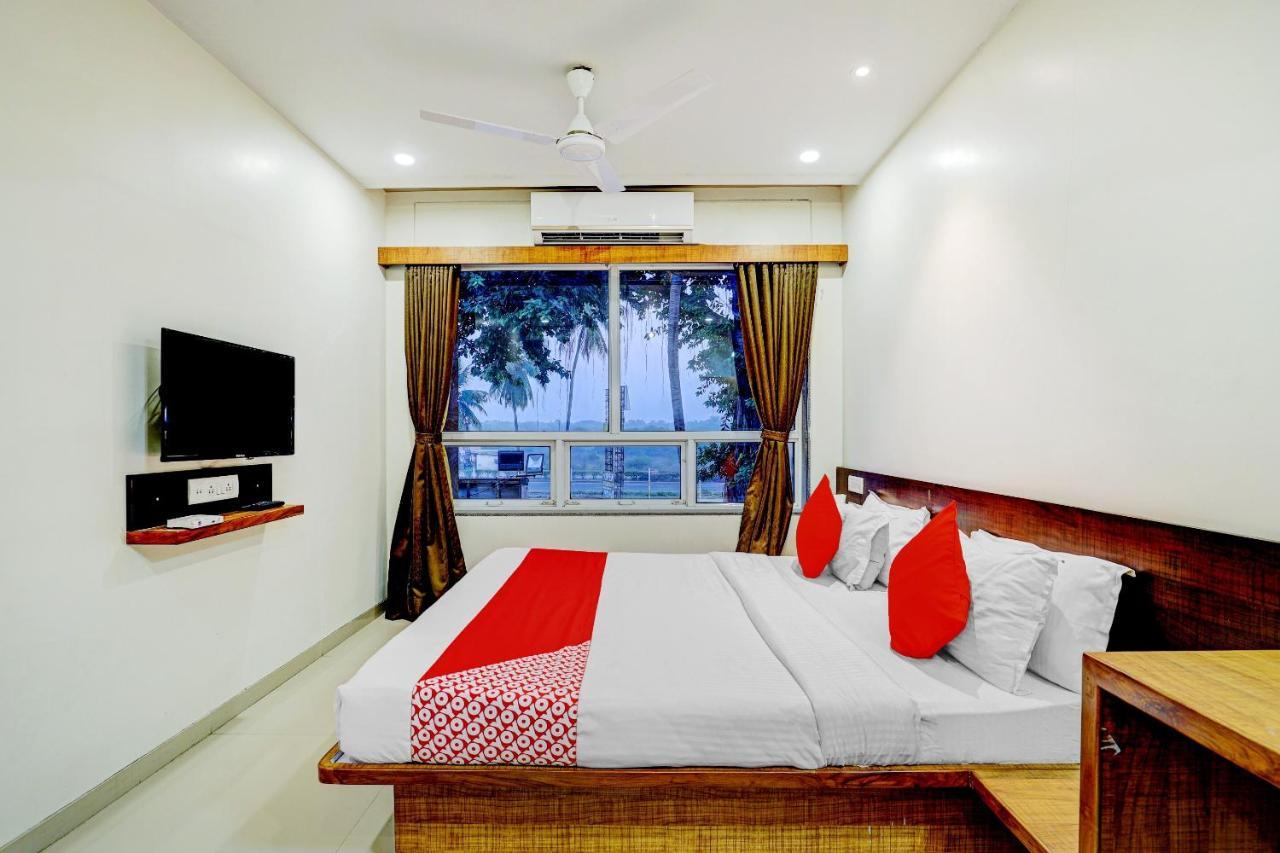 Oyo 77491 Hotel Shreenath Valsad Eksteriør bilde