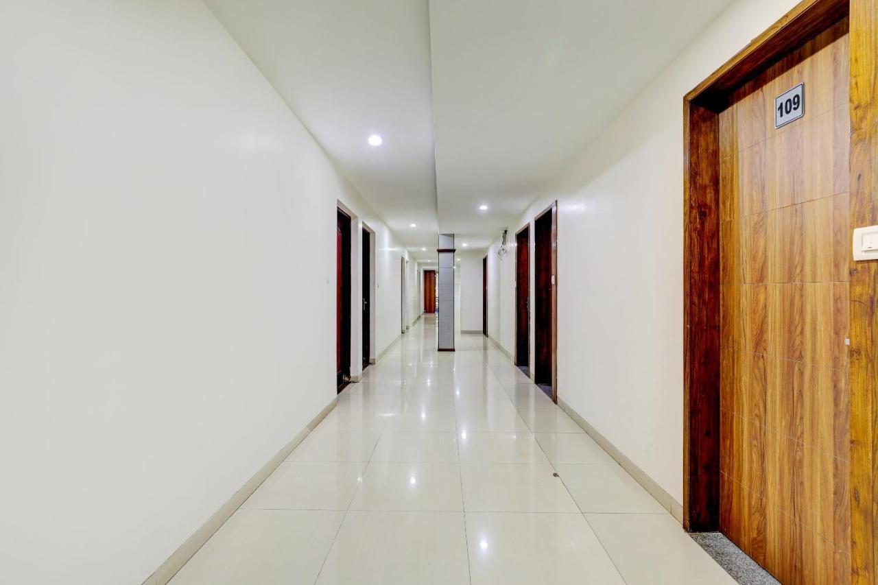 Oyo 77491 Hotel Shreenath Valsad Eksteriør bilde