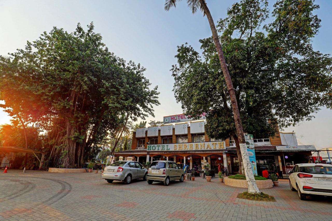 Oyo 77491 Hotel Shreenath Valsad Eksteriør bilde