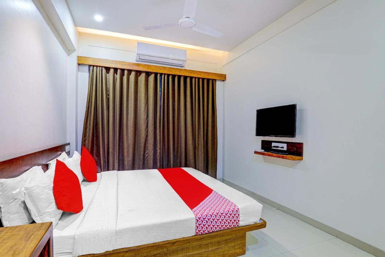 Oyo 77491 Hotel Shreenath Valsad Eksteriør bilde