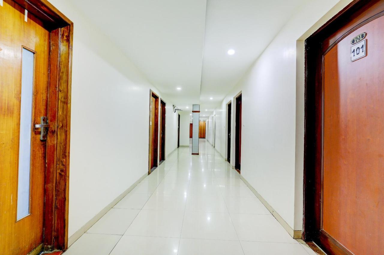 Oyo 77491 Hotel Shreenath Valsad Eksteriør bilde